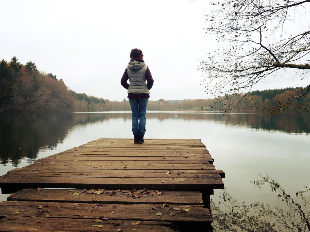 woman_lake